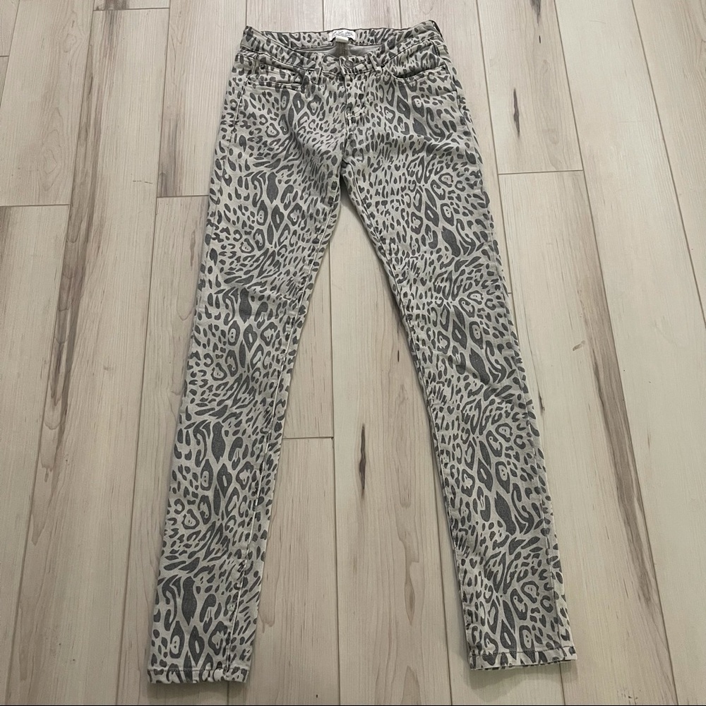 🌿I love H 81- Light washed gray Cheetah animal print skinny  jeans size 25🌿 - Picture 4 of 8